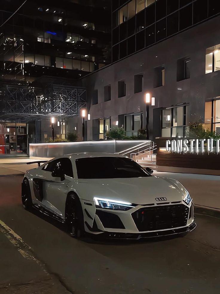 Weißer Audi R8 vor moderner Architektur — der Lifestyle, den planbare Abschlüsse möglich machen